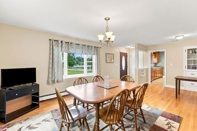 71 School St, Upton, MA 01568