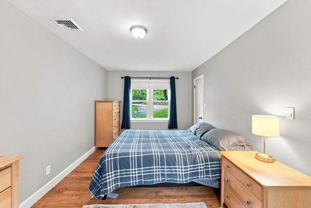 71 School St, Upton, MA 01568