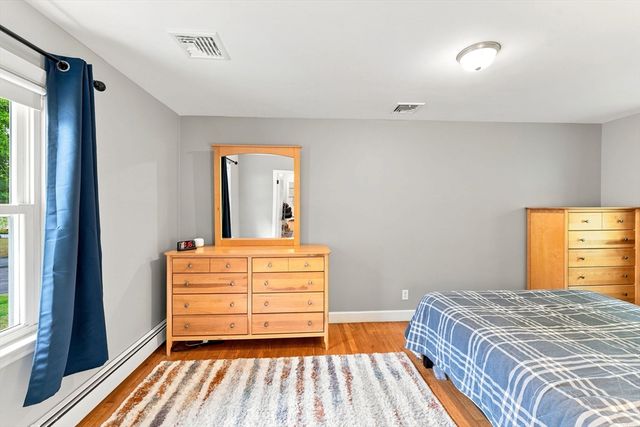 71 School St, Upton, MA 01568