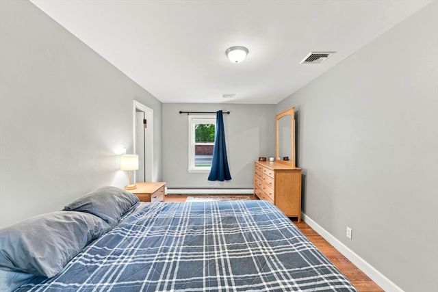 71 School St, Upton, MA 01568