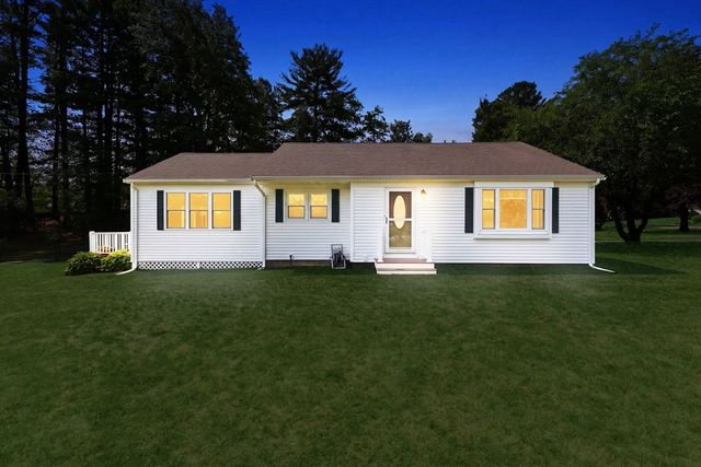 71 School St, Upton, MA 01568