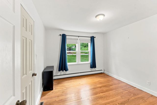 71 School St, Upton, MA 01568