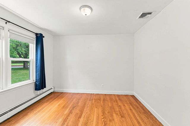 71 School St, Upton, MA 01568