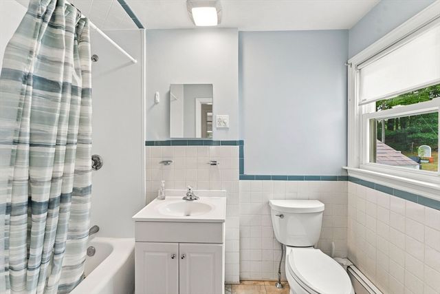 71 School St, Upton, MA 01568