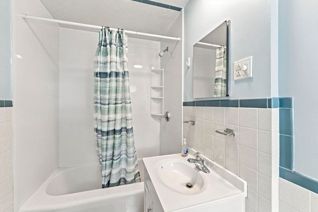 71 School St, Upton, MA 01568