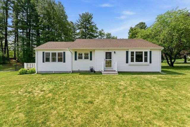 71 School St, Upton, MA 01568