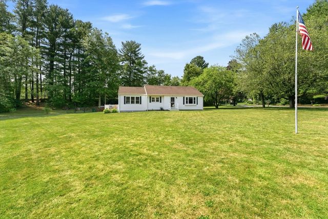 71 School St, Upton, MA 01568