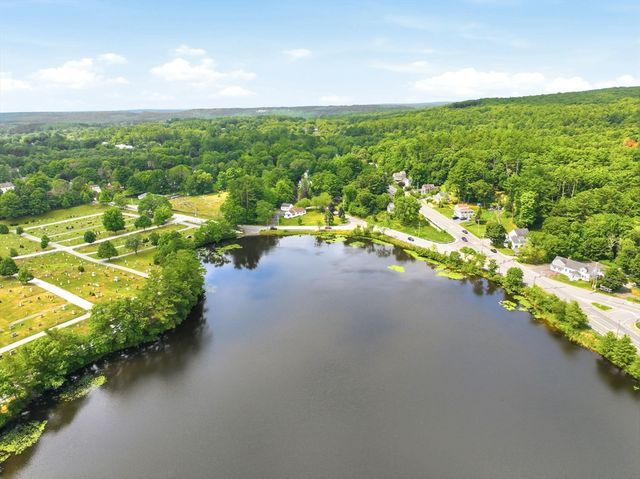 71 School St, Upton, MA 01568