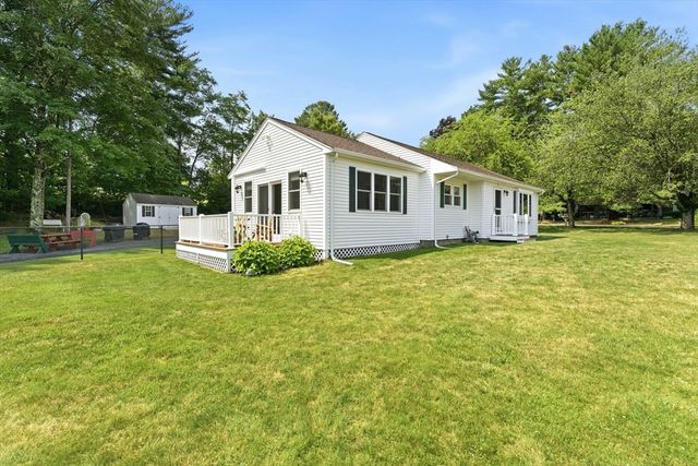 71 School St, Upton, MA 01568