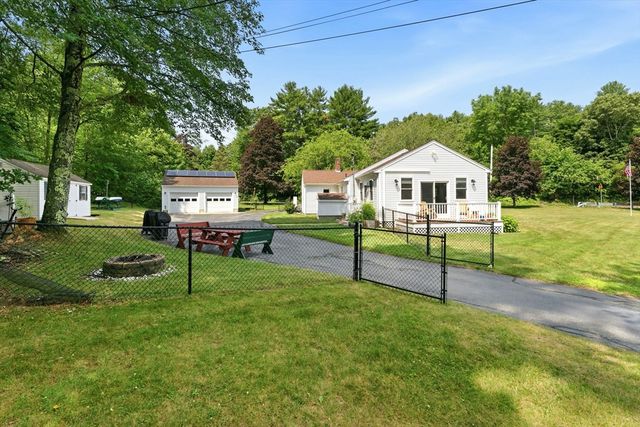 71 School St, Upton, MA 01568