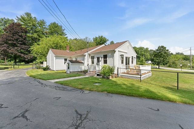 71 School St, Upton, MA 01568