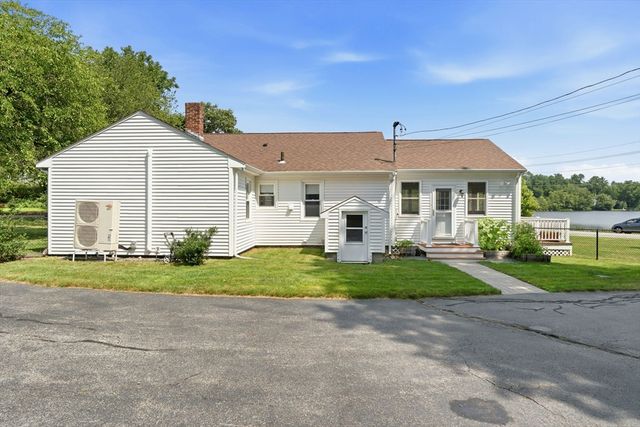 71 School St, Upton, MA 01568