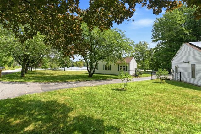 71 School St, Upton, MA 01568