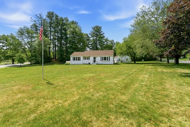 71 School St, Upton, MA 01568