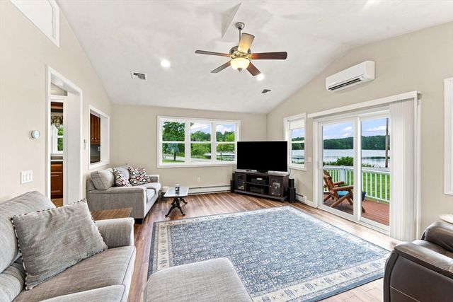 71 School St, Upton, MA 01568