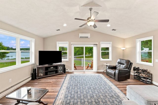 71 School St, Upton, MA 01568