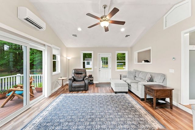 71 School St, Upton, MA 01568