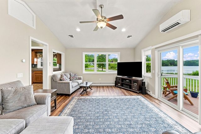 71 School St, Upton, MA 01568