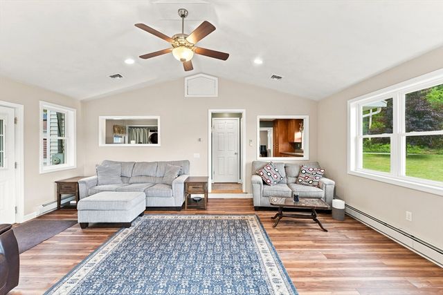 71 School St, Upton, MA 01568