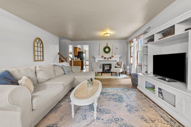 S89W23060 King PARKWAY, Big Bend, WI 53103