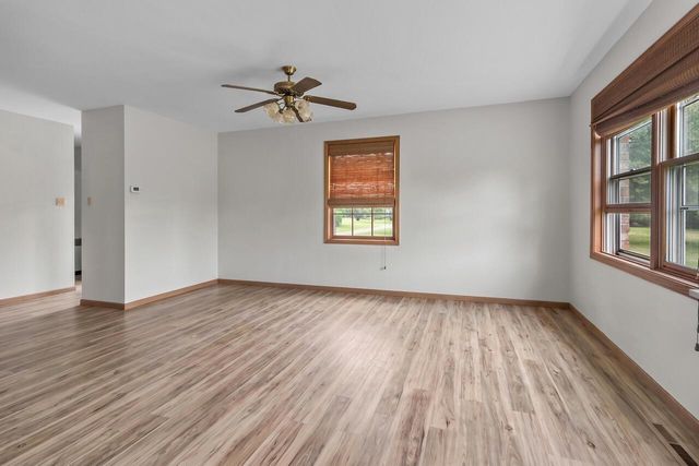 S89W23060 King PARKWAY, Big Bend, WI 53103