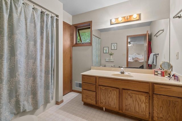 S89W23060 King PARKWAY, Big Bend, WI 53103
