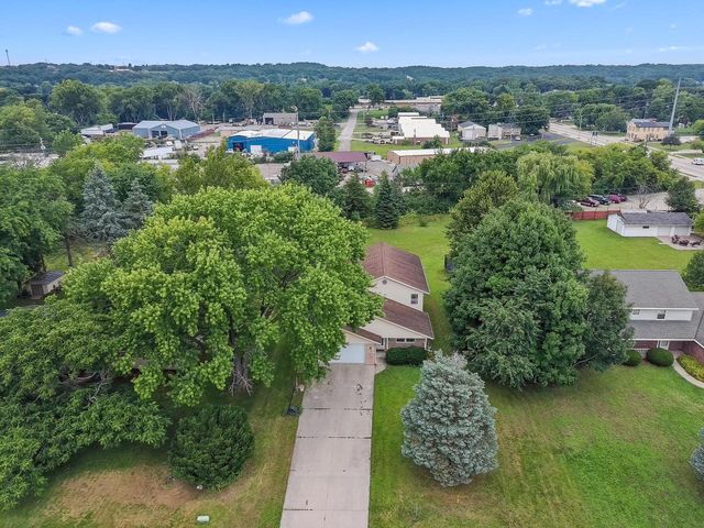 S89W23060 King PARKWAY, Big Bend, WI 53103