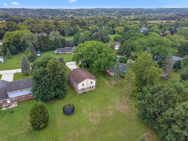 S89W23060 King PARKWAY, Big Bend, WI 53103