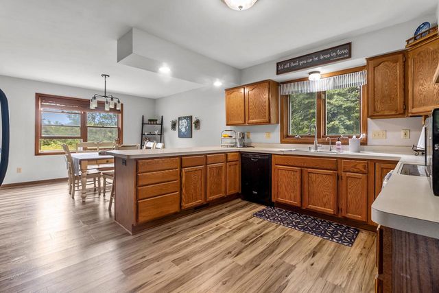 S89W23060 King PARKWAY, Big Bend, WI 53103