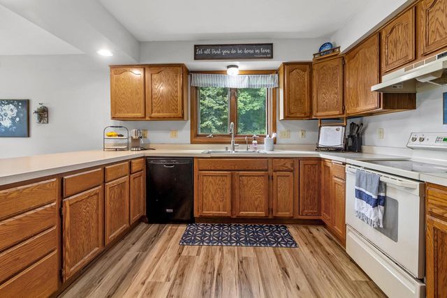 S89W23060 King PARKWAY, Big Bend, WI 53103