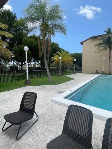 9909 NW 9th St Cir 4-3, Miami, FL 33172