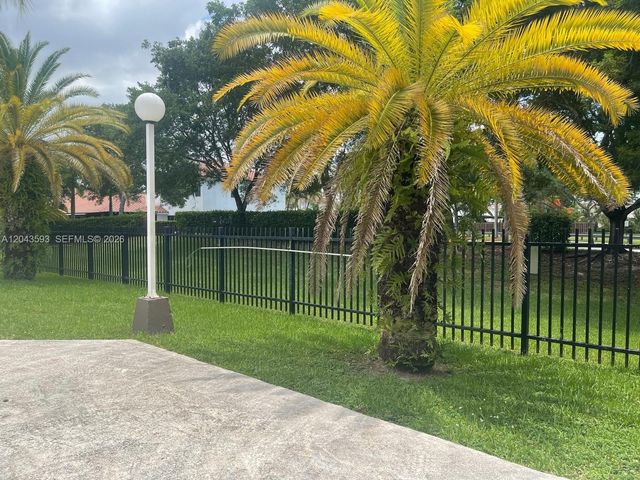 9909 NW 9th St Cir 4-3, Miami, FL 33172
