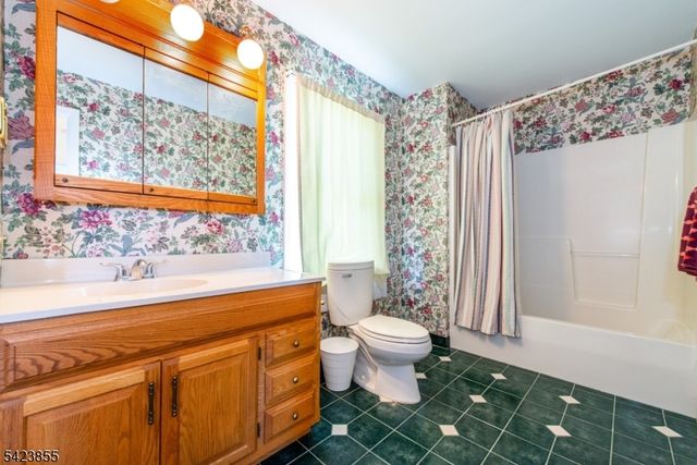 131 Maxim Dr, Hopatcong Boro, NJ 07843