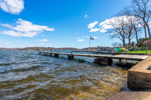 131 Maxim Dr, Hopatcong Boro, NJ 07843