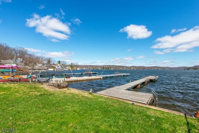 131 Maxim Dr, Hopatcong Boro, NJ 07843