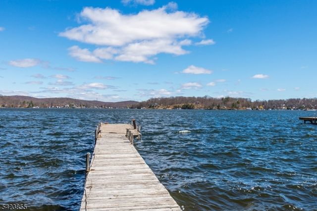 131 Maxim Dr, Hopatcong Boro, NJ 07843