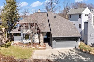 1745 Ridge Road, White Lake, MI 48383