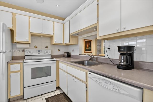 4299 NW 16th St 202, Lauderhill, FL 33313