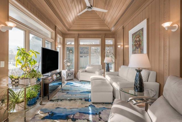 11465 Keystone Court, Hopkins, MN 55305