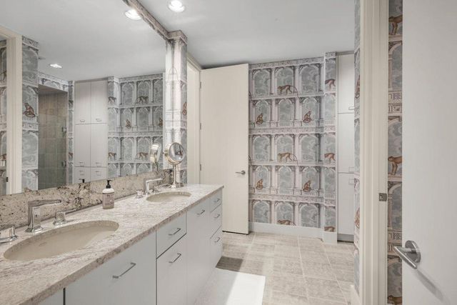 11465 Keystone Court, Hopkins, MN 55305