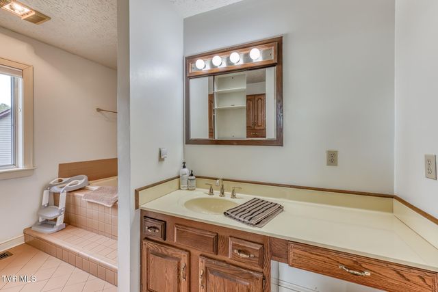 222 Willowbend Court, Kingsport, TN 37660