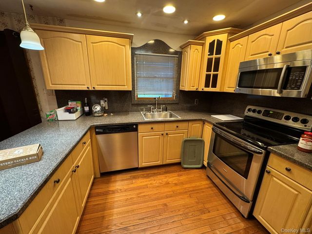 41 Broadway, Shirley, NY 11967