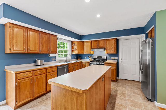 73 Hillando Drive, Shrewsbury, MA 01545