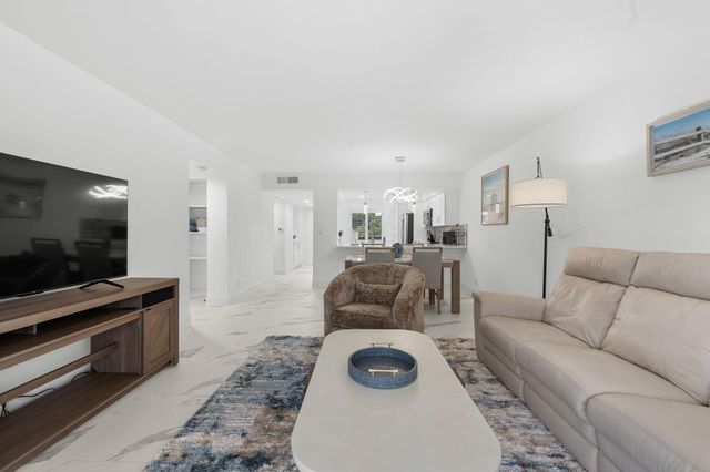 6936 Huntington Lane 302, Delray Beach, FL 33446
