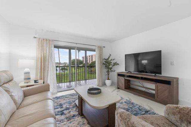 6936 Huntington Lane 302, Delray Beach, FL 33446