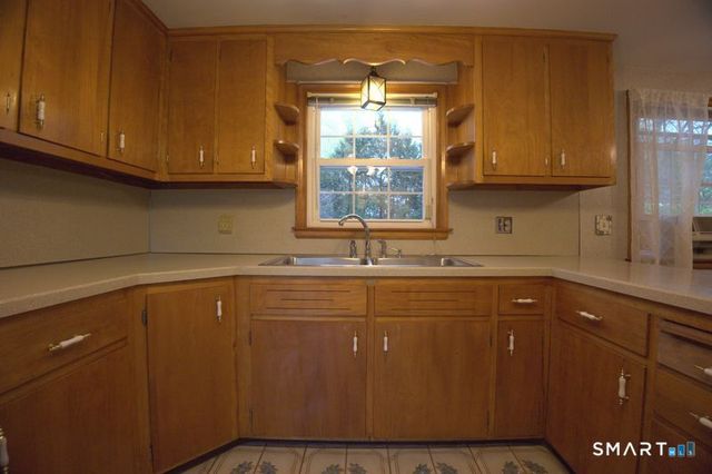 32 Loveland Lane, Bristol, CT 06010