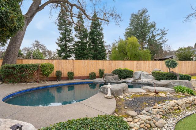 5801 River Oak Way, Carmichael, CA 95608