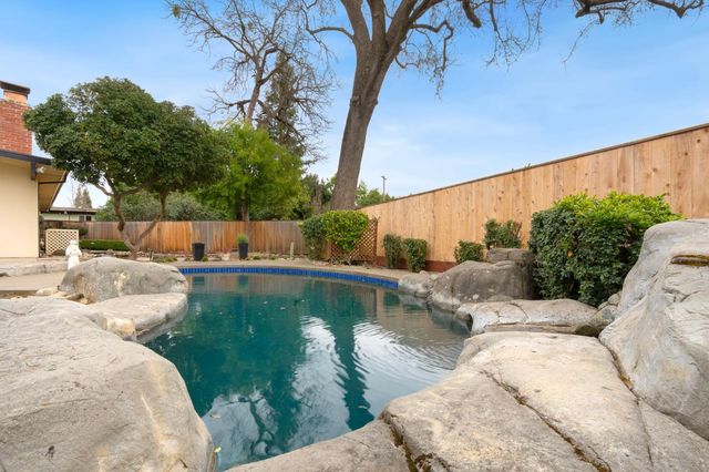 5801 River Oak Way, Carmichael, CA 95608