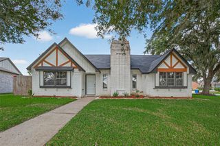 418 Twin Lakes Boulevard W, West Columbia, TX 77486
