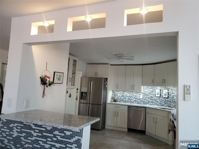 1203 Harmon Cove Tower, Secaucus, NJ 07094
